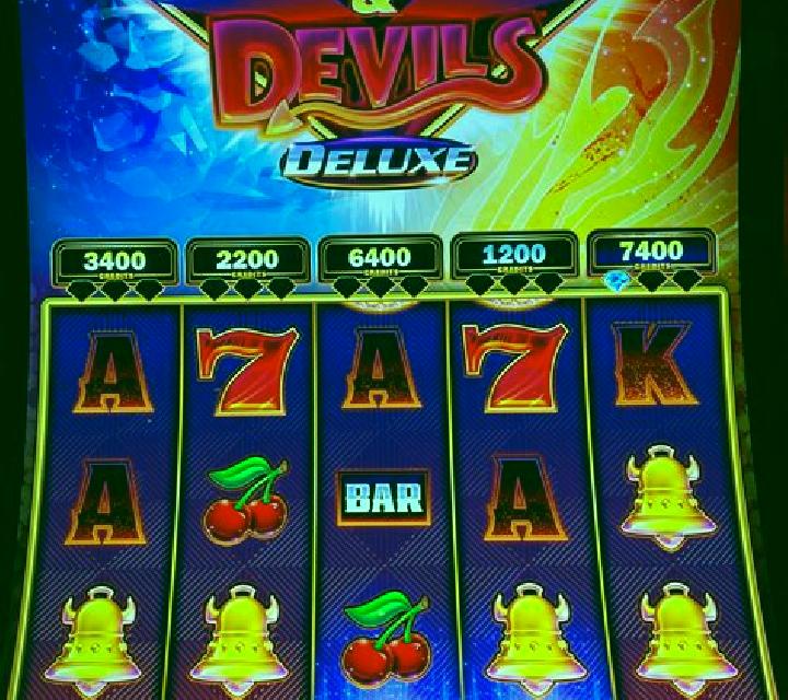 Queen of Diamonds slot machine