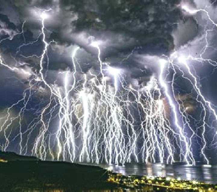 Queen of Lightnings online slot