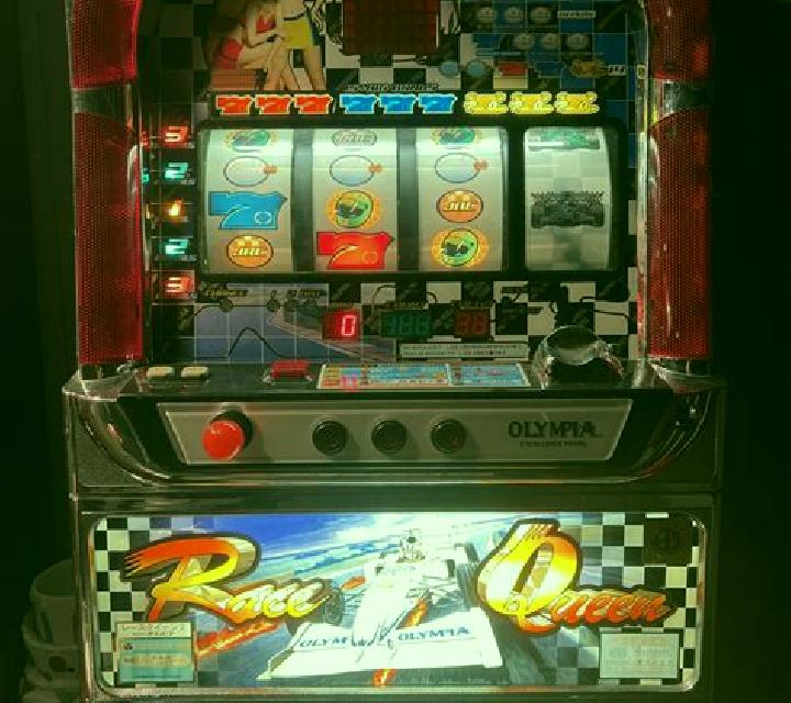 Queen Race slot machine