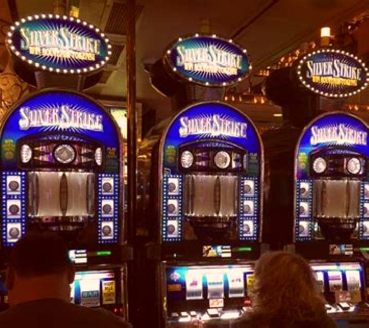 Queen s Bow slot machine
