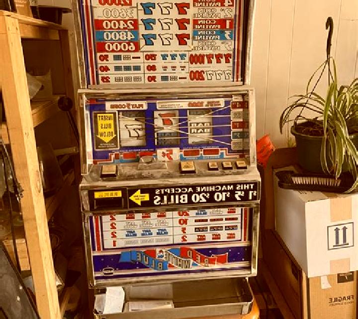 Red (GMW) slot machine