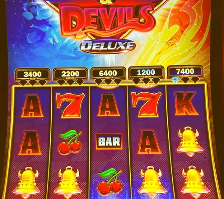 Reel Diamonds slot game