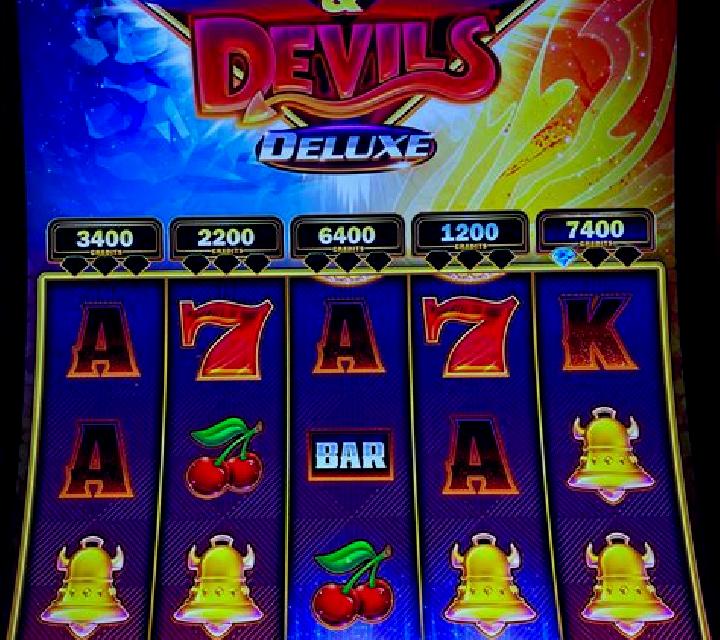 Reel Diamonds slot machine