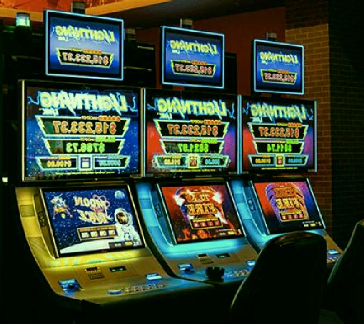 Rich Man s World slot machine