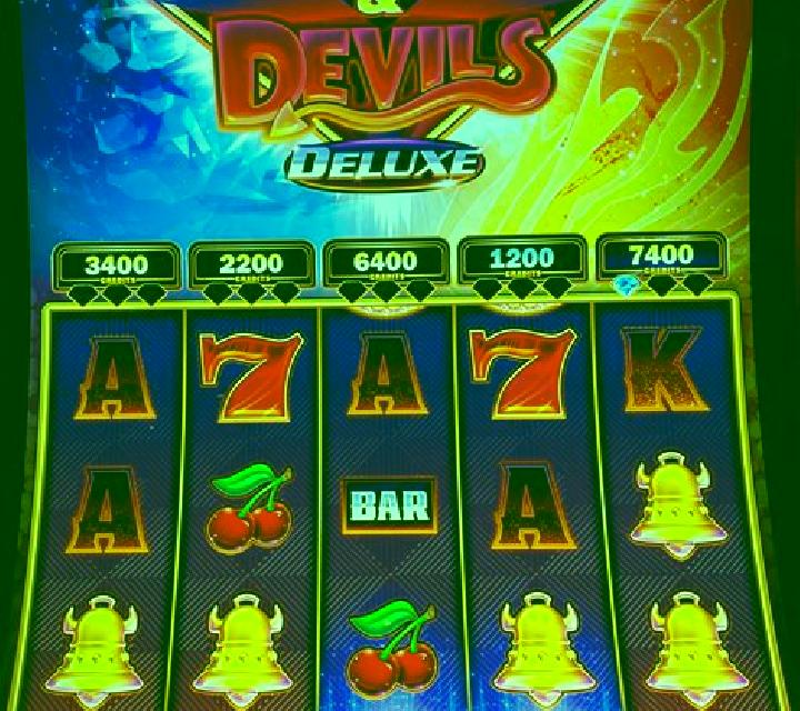 Rolling Diamonds slot machine