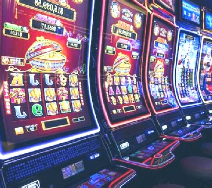 Royal Blackjack slot machine