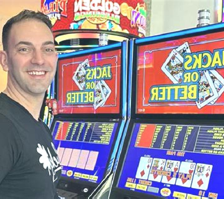 Russian Poker (Betsoft) slot machine