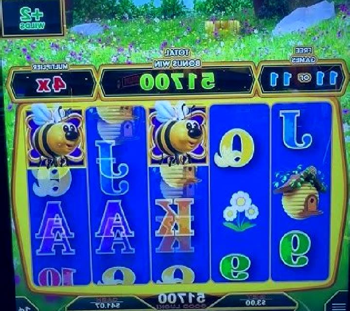 Santa Bumble Bee slot game