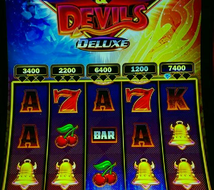 Scratch 4 Diamonds slot