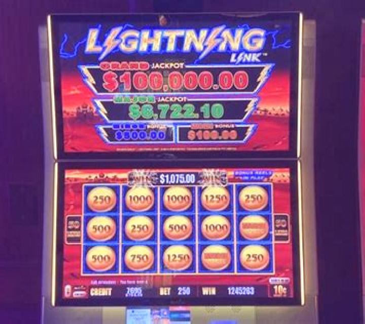 Secrets of the Sapphire: Legendary Jackpots slot machine