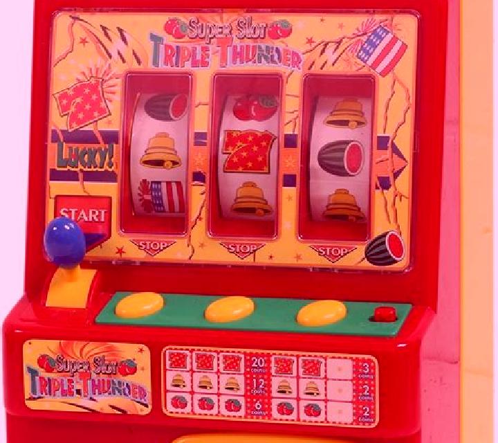 See Cards Three Toy slot machine