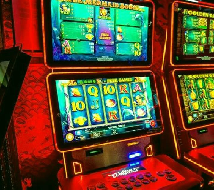 Speakeasy slot machine