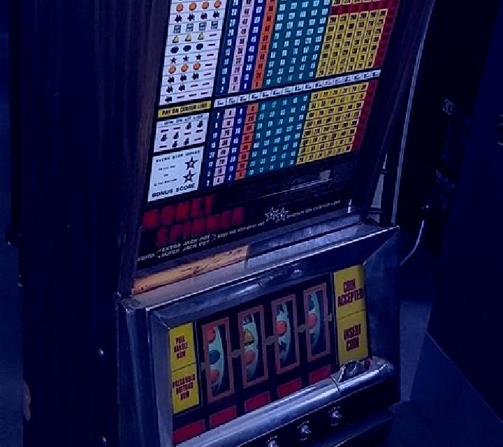 Spinner slot machine