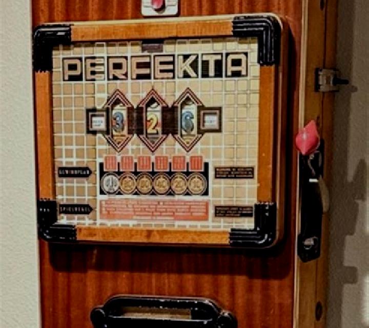 Spinning 60s slot machine