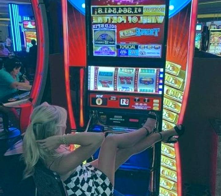 Spoil Her slot machine