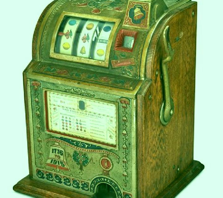 Synchro slot machine