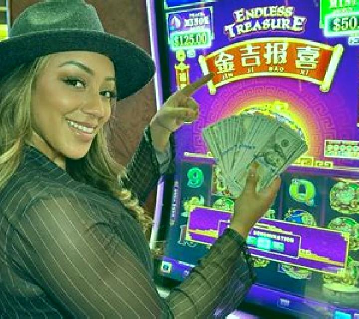 Three Beauties slot machine