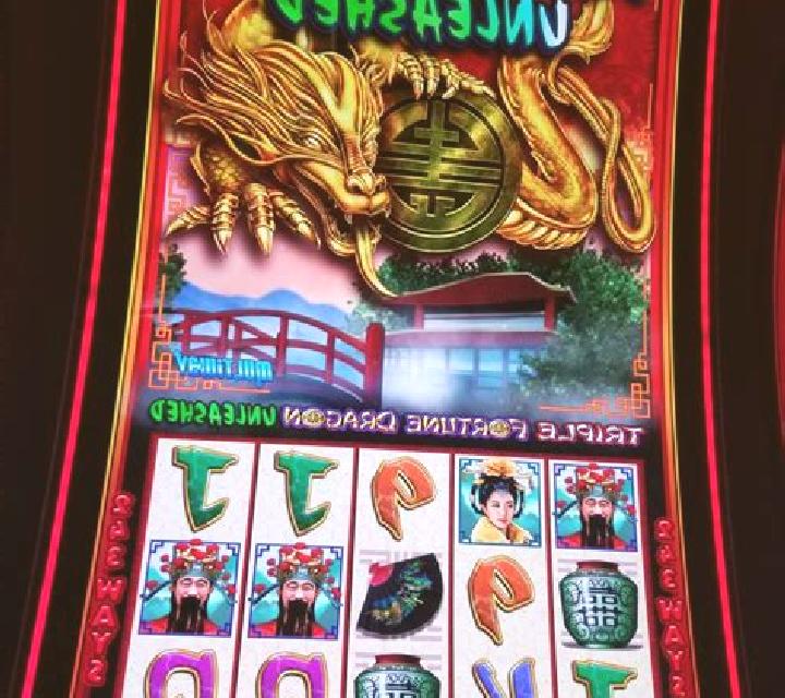 Triple Dragon (Platipus) slot machine