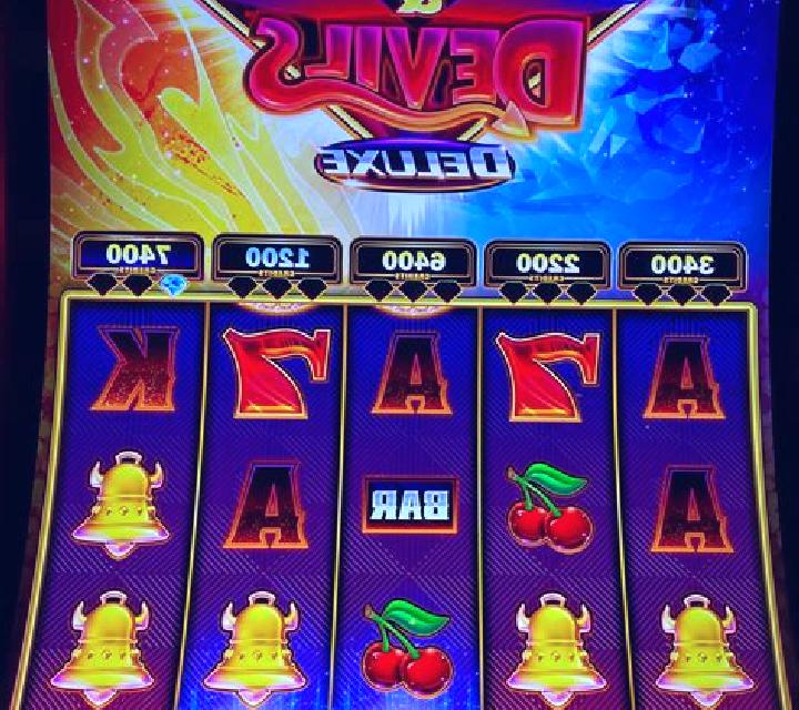 Twin Diamonds slot machine