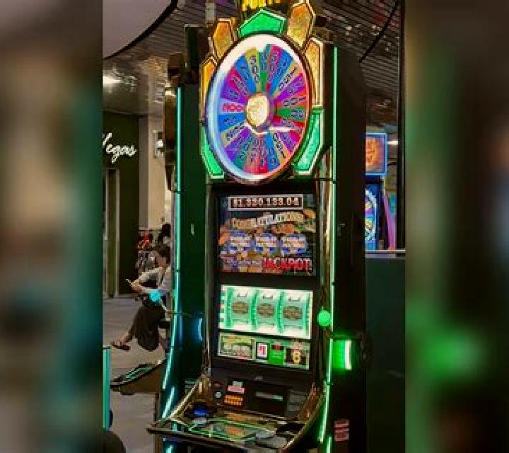 Wheel of Fortune Elegant Emeralds slot machine