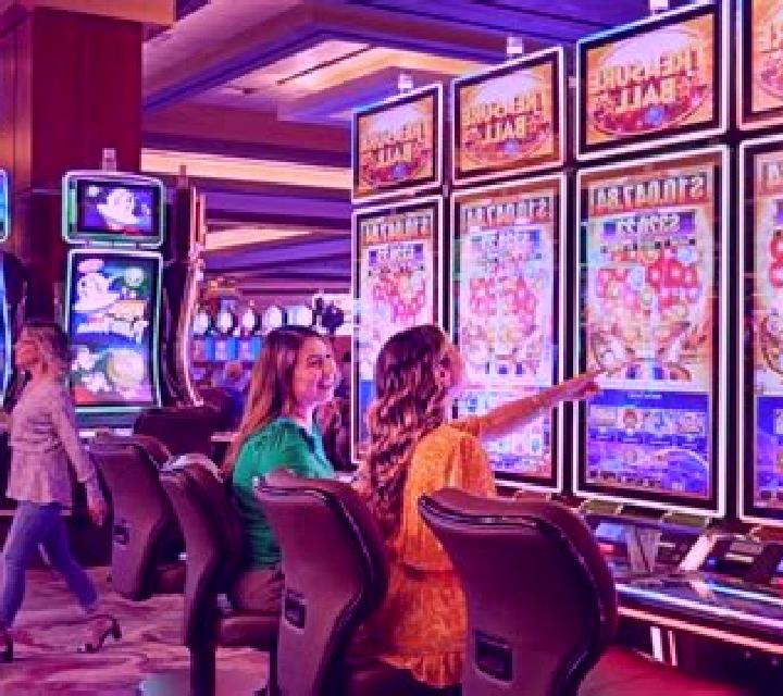 Winning Clover 5 Hold & Win slot machine