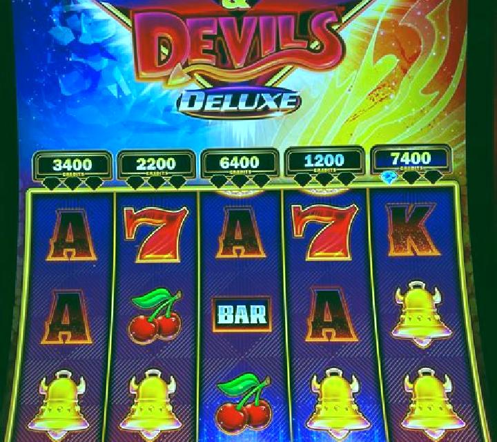 World of Diamonds slot machine