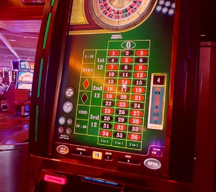 x777 Roulette slot machine